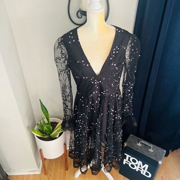 HELSI Ella Embroidered Long Sleeve Deep V-Neck Midi Dress, Black, XL, 12/14, NWT - Picture 3 of 17